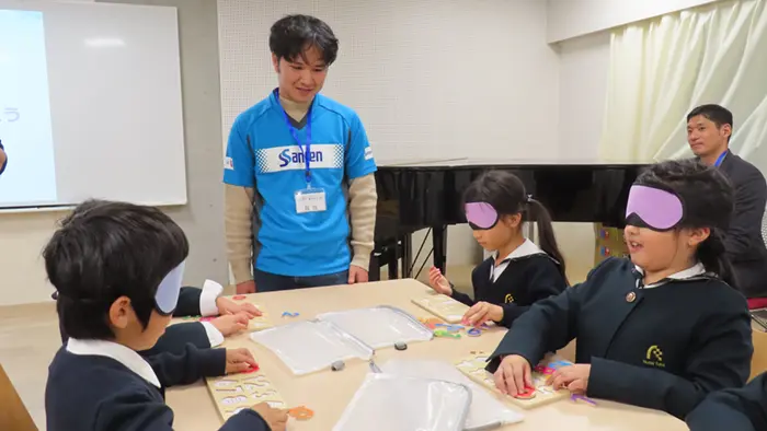 視覚障害のある社員が伝える 小学生向け体験プログラム