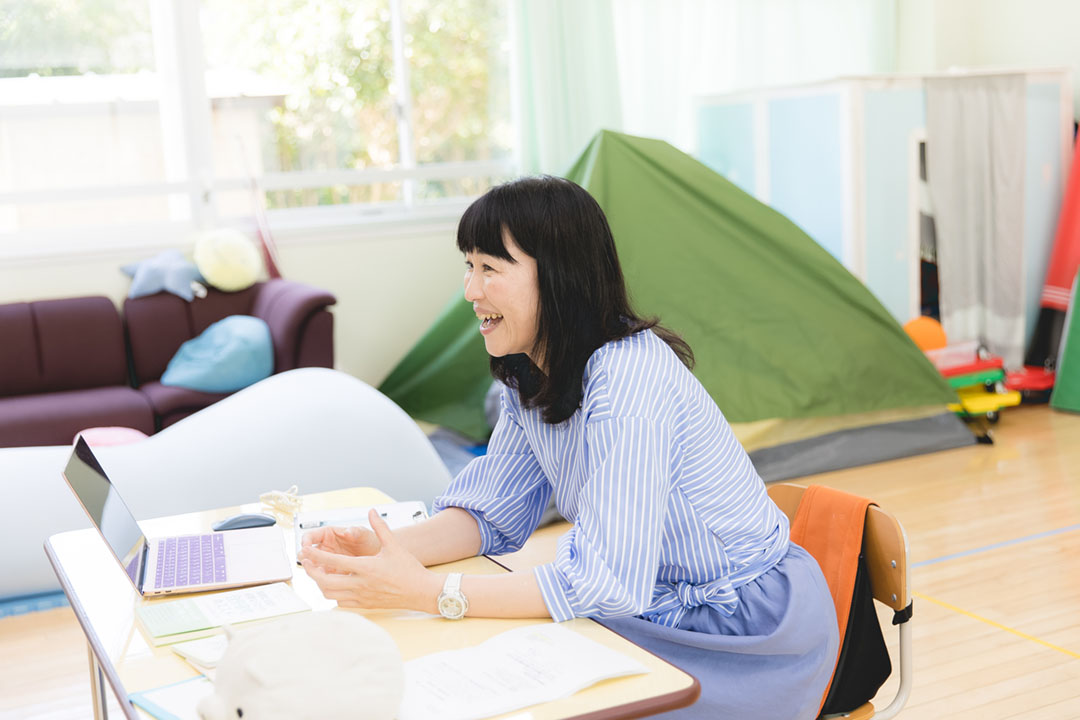 教室内には、子どもたちが落ち着いて過ごすためのテントも