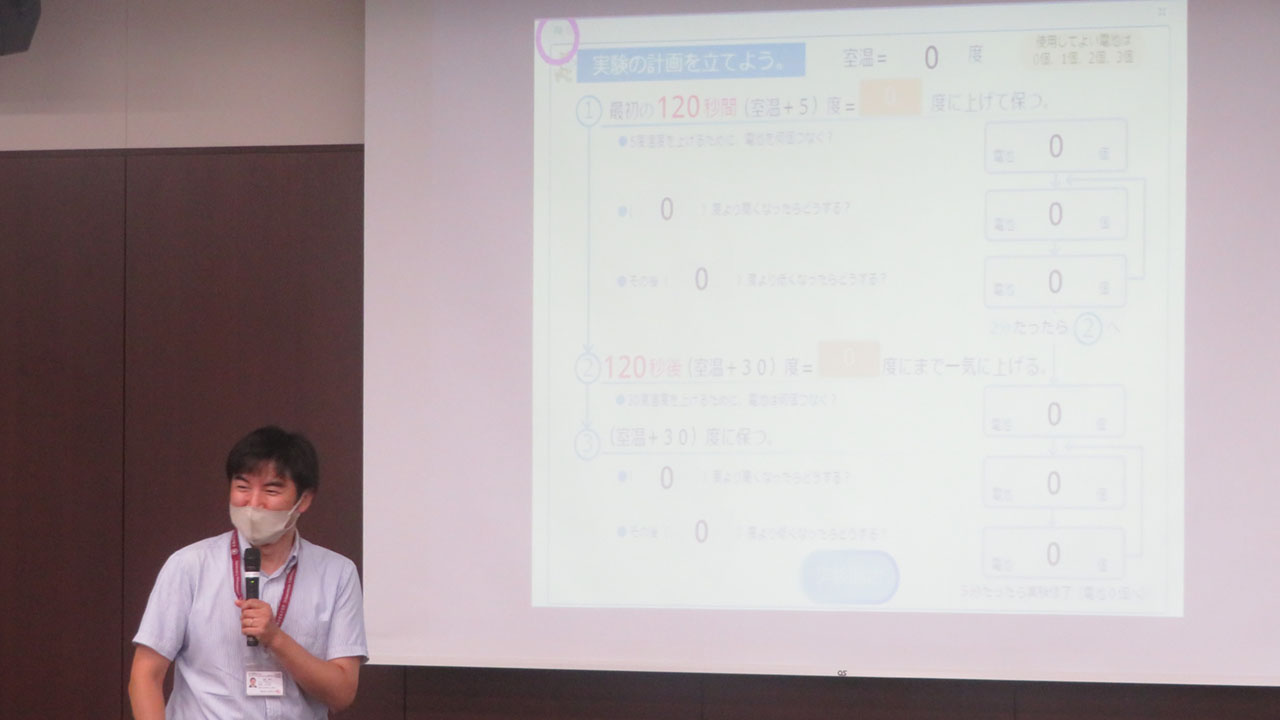 実験をシミュレーションできるプログラムを解説する大﨑特任講師﨑