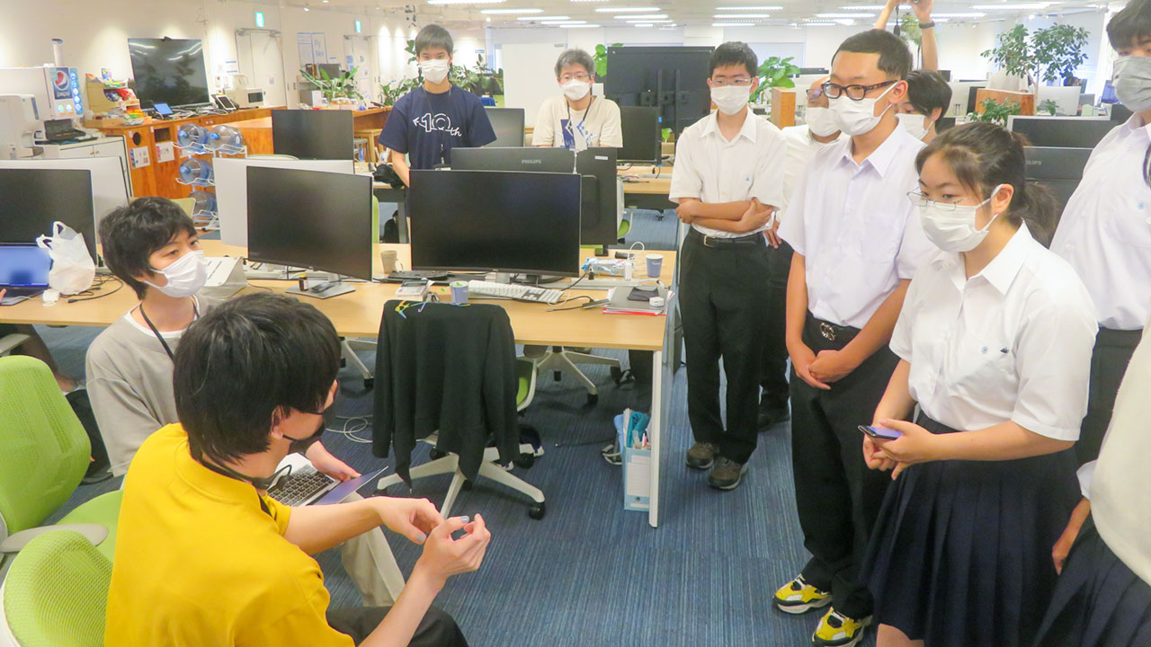 freeeの社員に質問する荒川工業高校の生徒ら