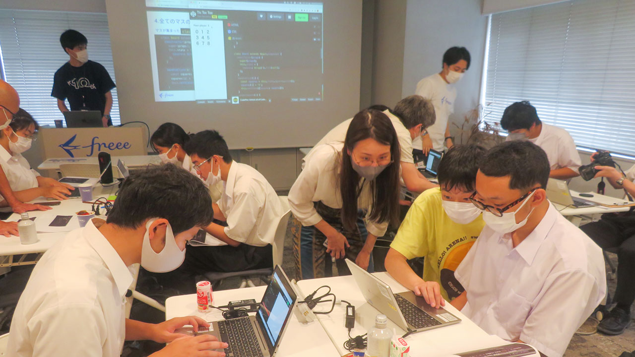 Reactの課題に取り組む生徒