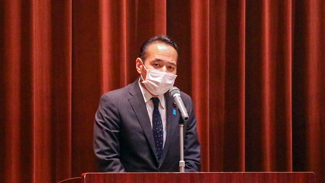 職員にあいさつする簗副大臣