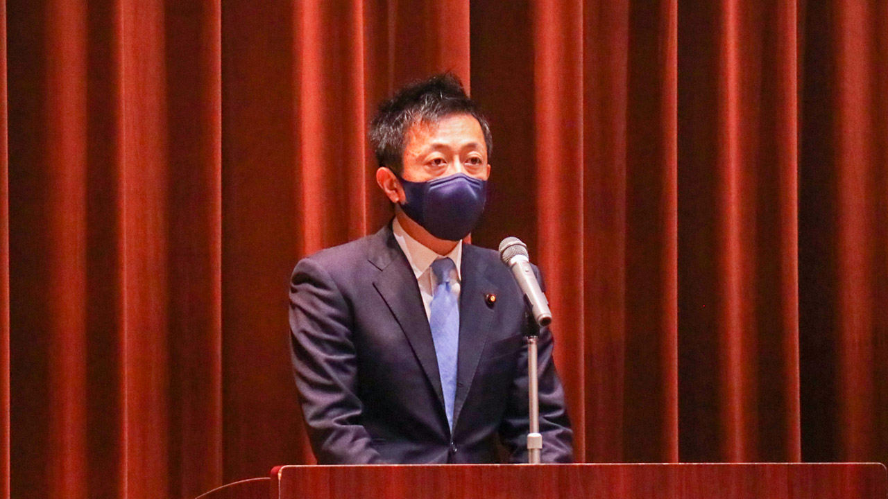 職員にあいさつする井出副大臣