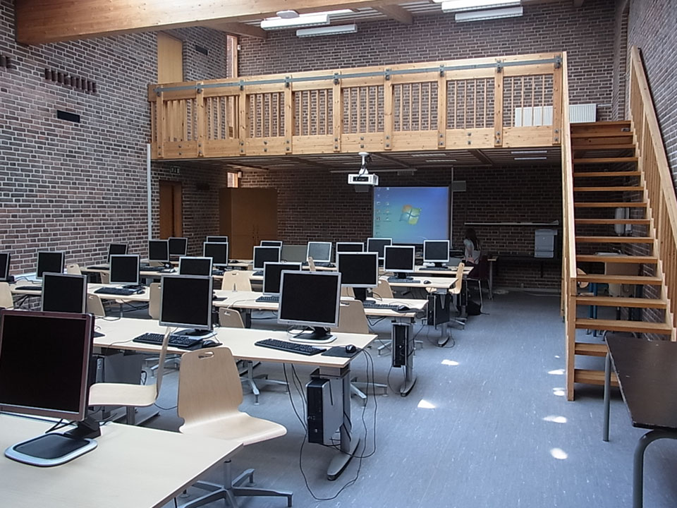 2012年ごろの学校のPCルームの様子。10年たった今ではオンラインテストや1人1台デバイスが普及している（筆者撮影）