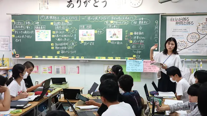 6年生の社会科の提案授業。初任6年目の近藤教諭が担当した＝撮影：佐野領