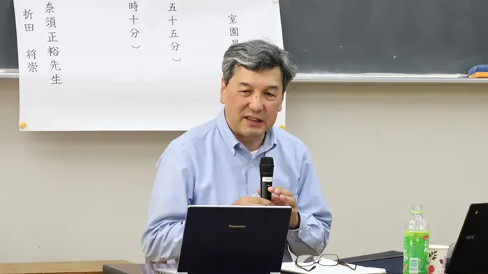川崎小学校の授業研究会で講評を行う奈須教授＝撮影：佐野領