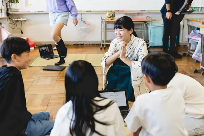 子どもたちを前にして笑顔がこぼれる＝撮影:市川五月