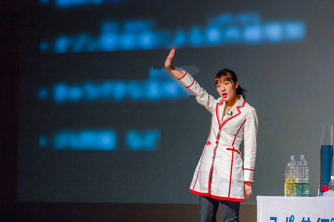 サイエンスショーで子どもたちを魅了する五十嵐さん