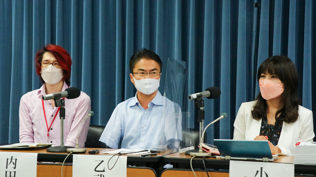 「給特法の改廃は日本の未来を左右する」と論じた乙武洋匡氏。左は内田良氏、右は小室淑恵氏
