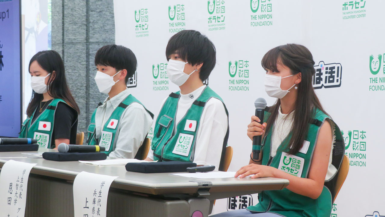 ボランティア活動を報告する学生（右から上田さん、恩田さん、小松さん、仲原さん）