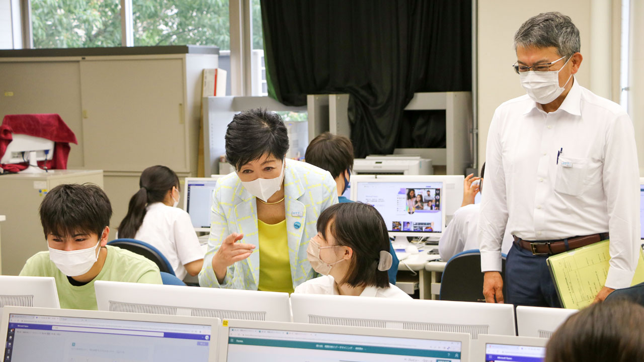 「マスクやゲイツを超えて」 小池都知事が情報Ⅰの授業を視察