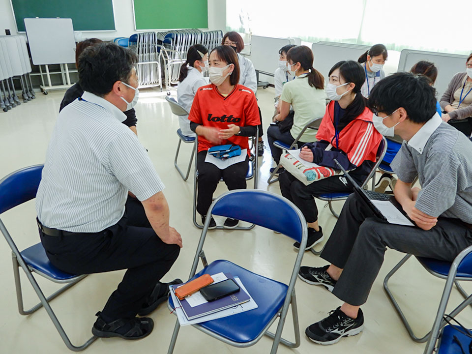 自分たちが学びたいことについて話し合う美女木小学校の教員ら