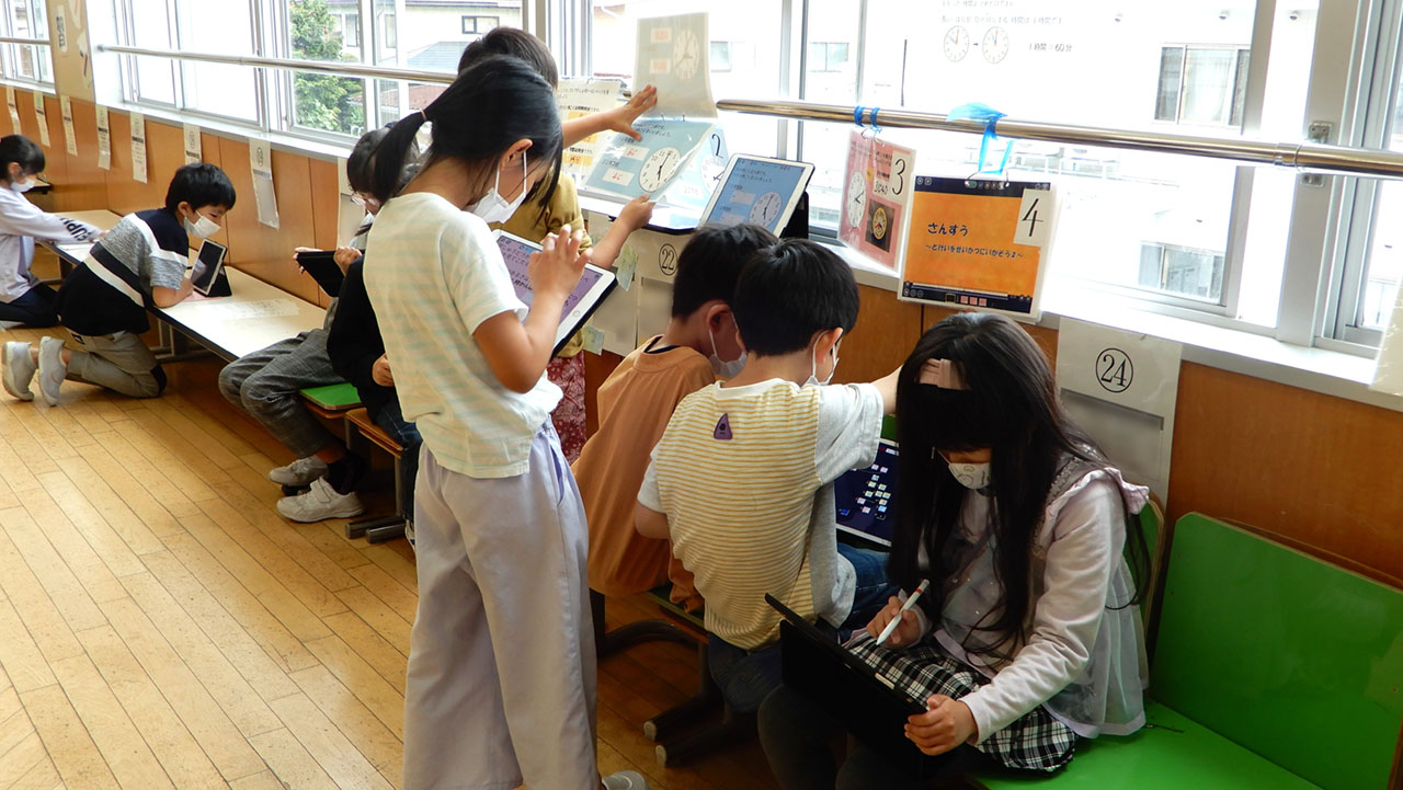 子供たちが学ぶ空間には、さまざまな教材や資料が準備されている