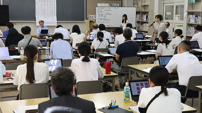 授業研究会の最後に行われる研究協議。川崎小学校の教員たちに見学者も加わる＝撮影：佐野領