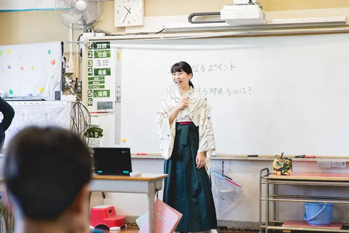 出前授業で子どもたちに「失敗を入れよう」と伝えるじゅげむさん＝撮影:市川五月