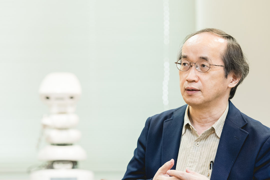 「人と道具は助け合う関係」と話す岡田教授