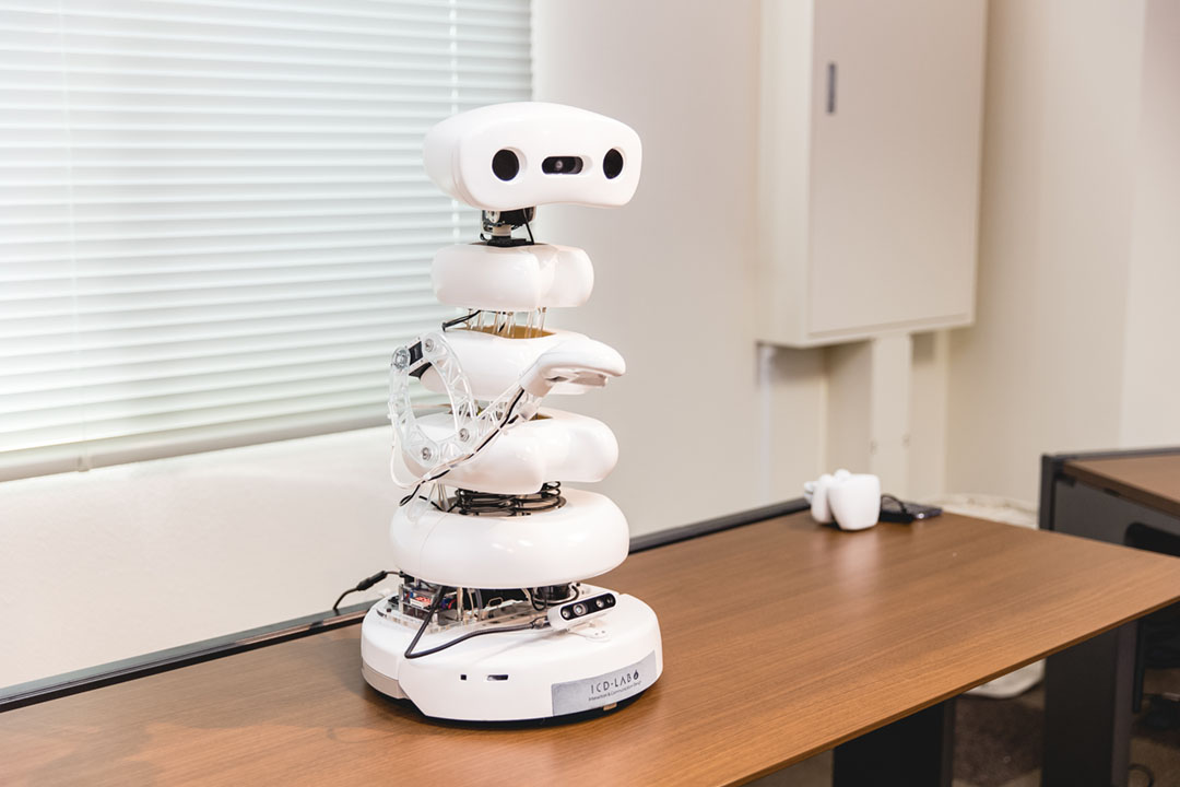 コロナ禍でティッシュ配りから、消毒液を掛けてくれるロボットに生まれ変わった「アイ・ボーンズ」