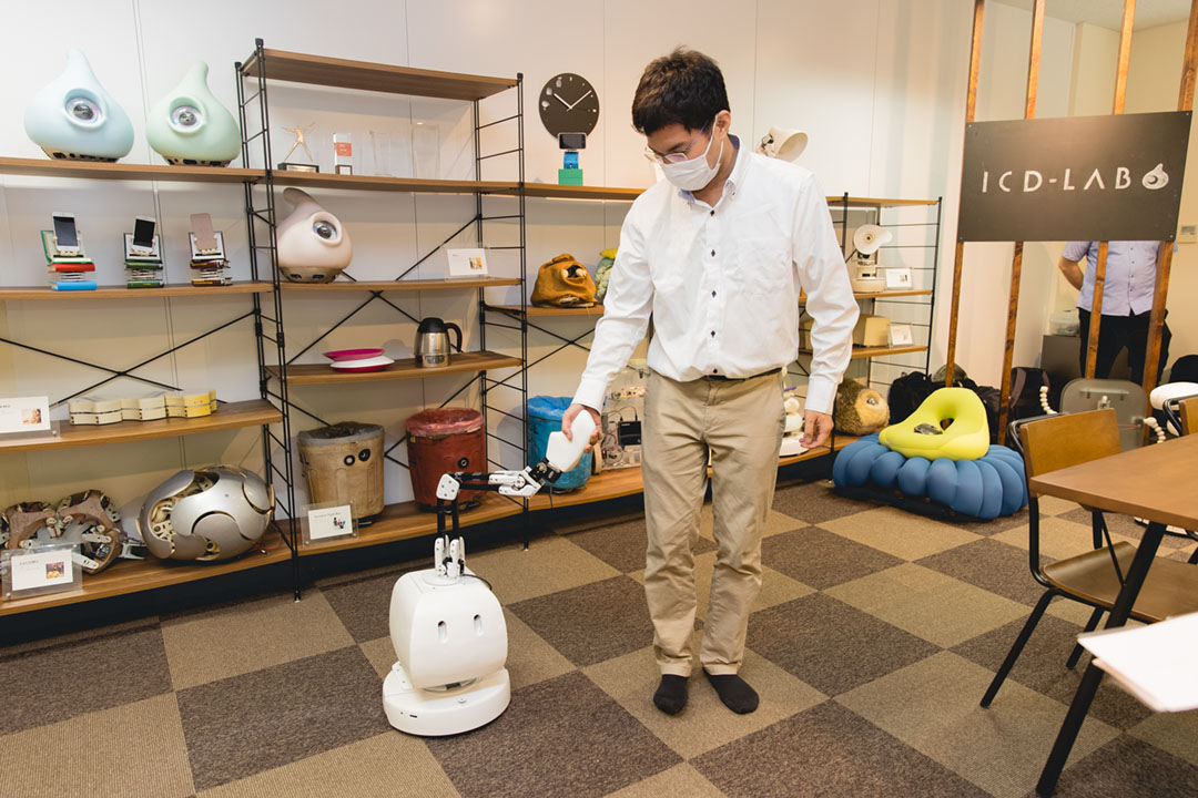 手をつなぐと一緒に歩きだす「マコのて」は、連れて歩く感覚になる世話の必要なロボット