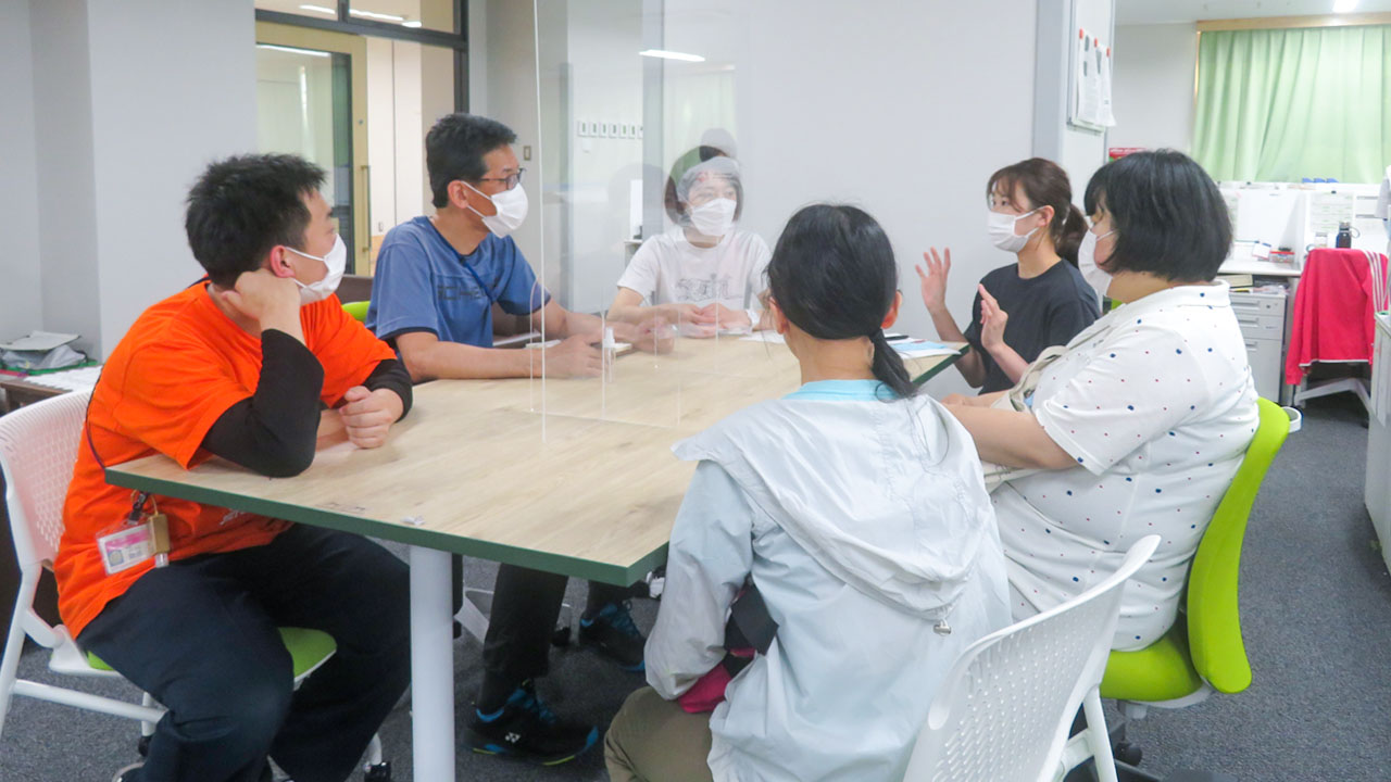 打ち合わせなどに活用できるように職員室の一角に設けられたミーティングスペース（光明学園）