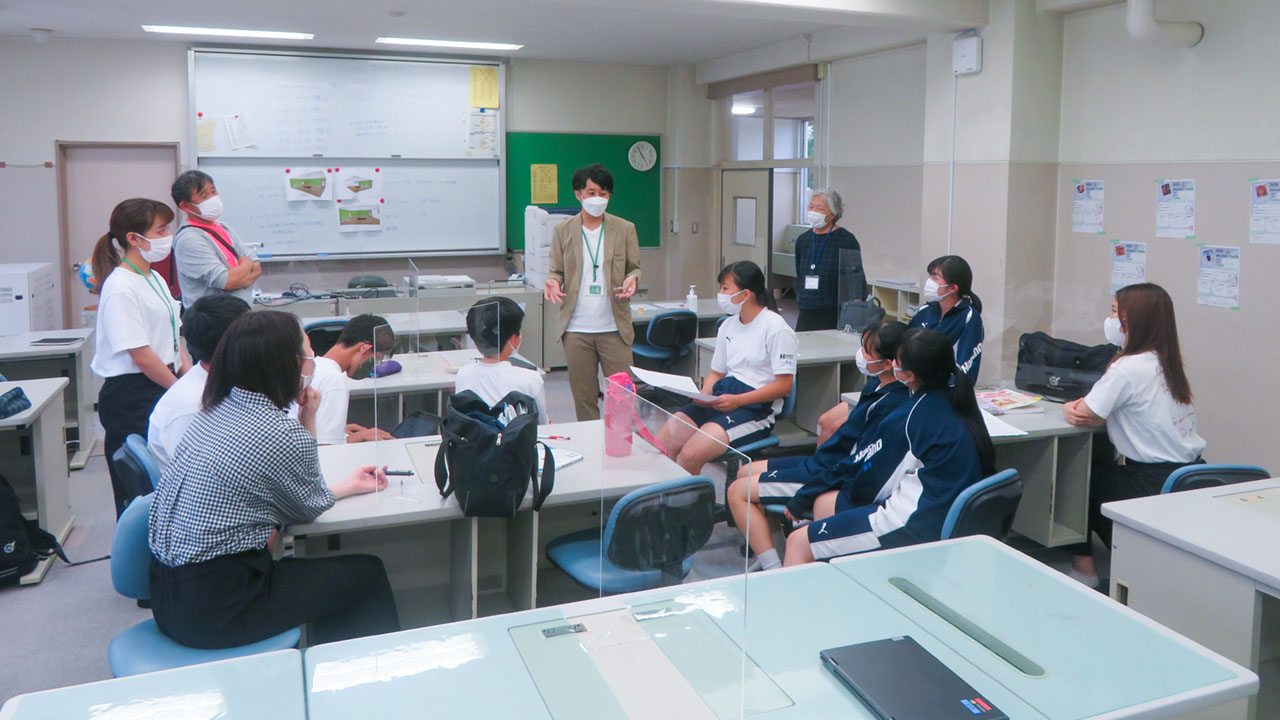 「リビングルーム」をどういう部屋にするかで盛り上がる生徒ら（花保中）