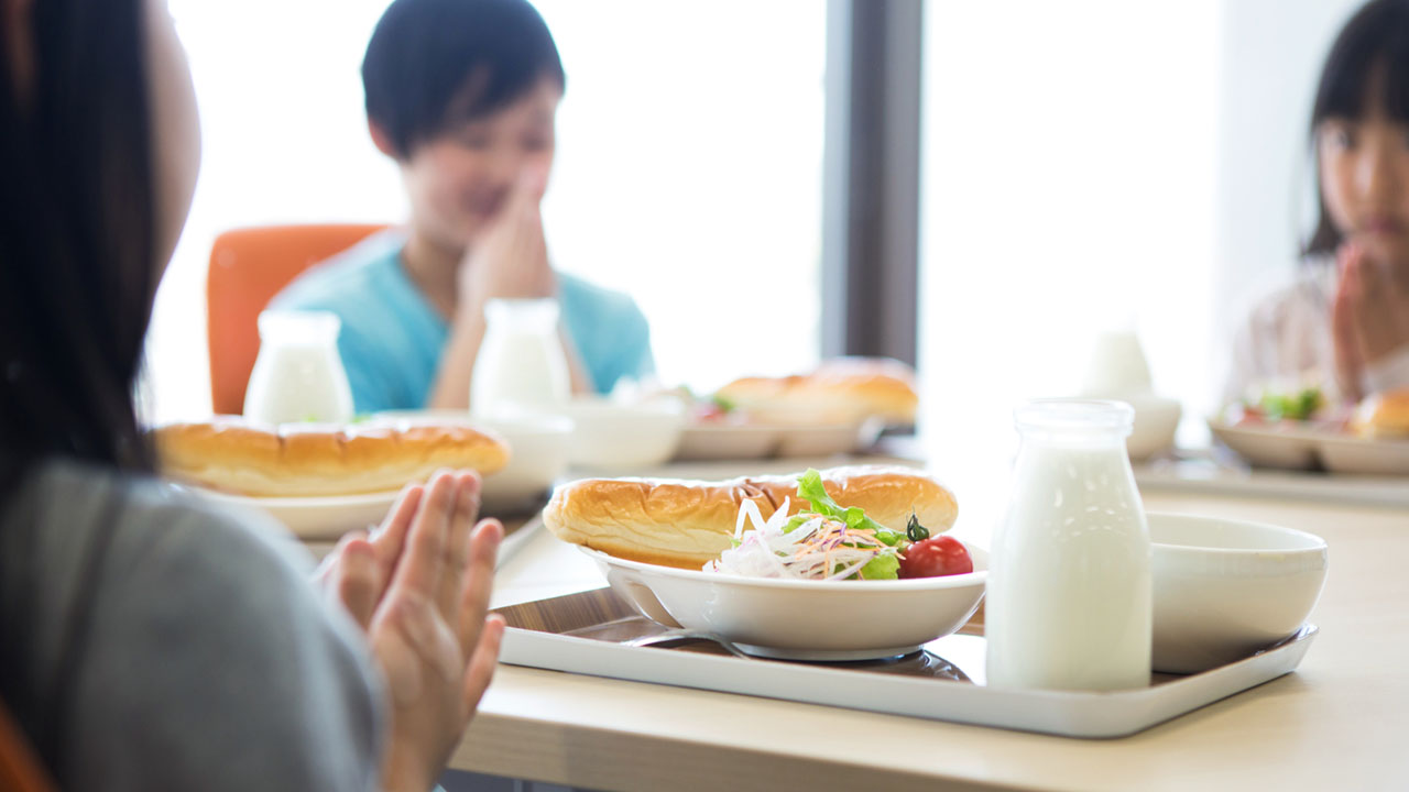 学校給食の「黙食」を緩和、「会話可能」に 福岡市教委