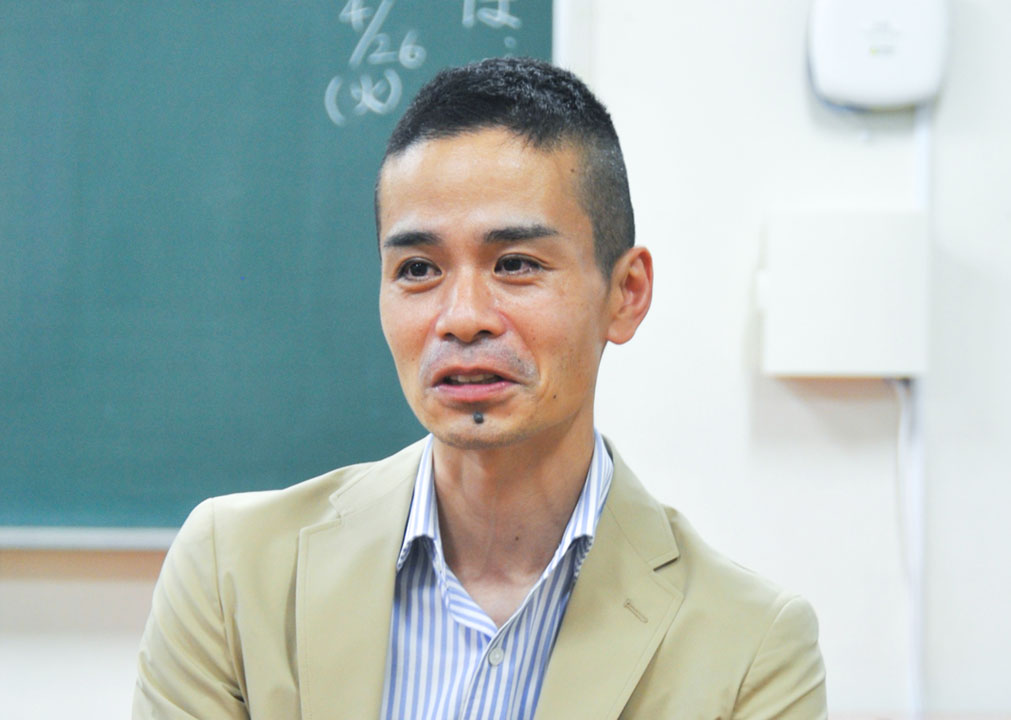 若い頃の自分について「教師という役を演じてみたかっただけ」と振り返る松下教諭
