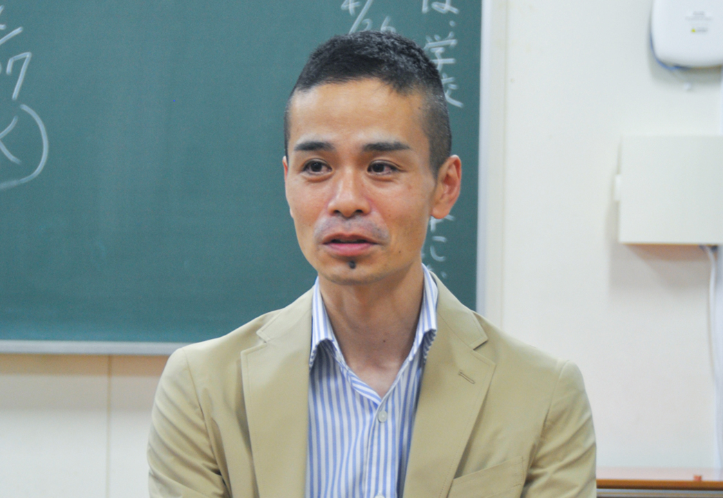 「ちょっと言い換えるだけで、教室の雰囲気が変わる」と話す松下教諭