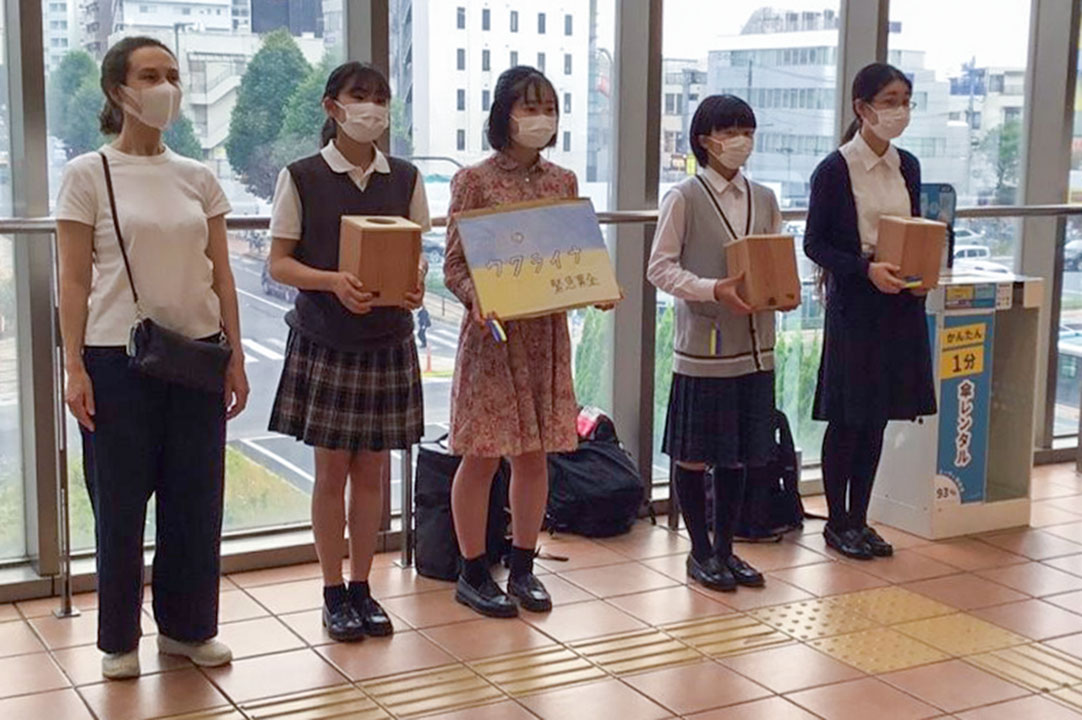 生徒による募金活動。テチャーナさん（左）も応援に駆け付けた（自由学園提供）