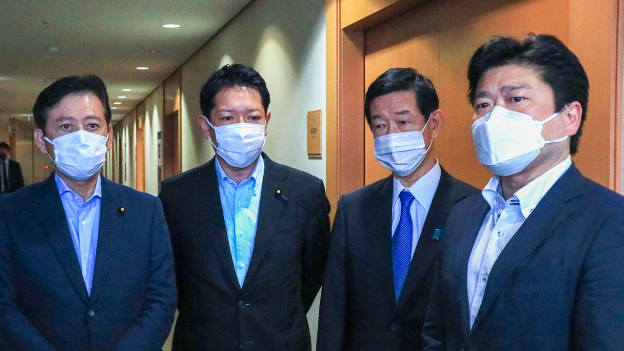 記者団の取材に応じる自民党文科部会の山本部会長(右端）とプロジェクトチームの伊藤座長（右から2人目）