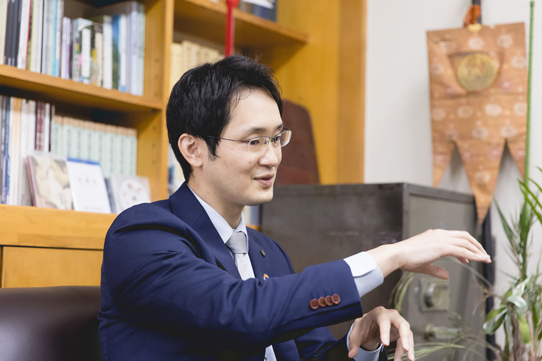 今の学校教育には、真の子ども視点が足りないと話す岩岡教育長