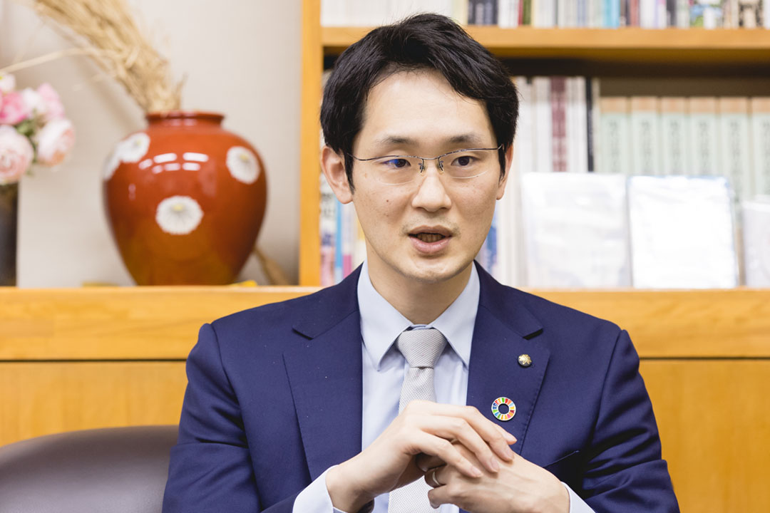 国が後から認める「逆発想」がこれからは必要になると話す