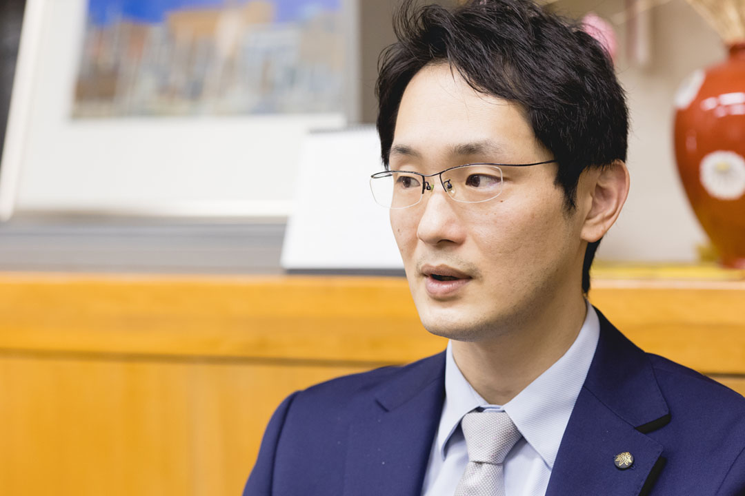 「教育は未来をつくる仕事だから面白い」と話す岩岡教育長