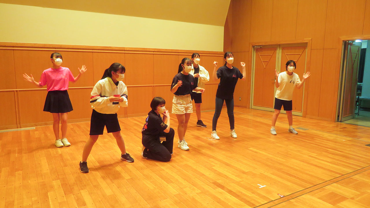市内のさまざまな中学校から集まり、笑顔でダンスを楽しむメンバー