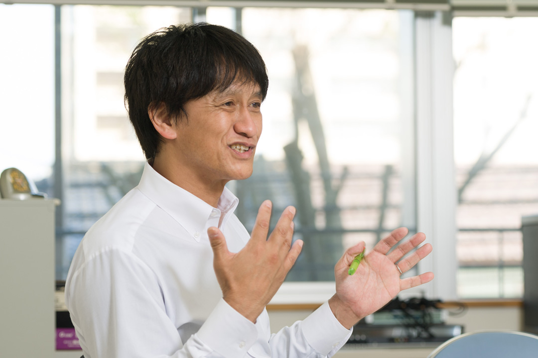 生徒に「ちょっと変わっている」と思われることを意識しているという佐伯教諭