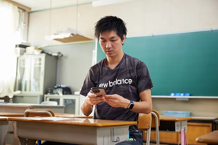 インスタグラムを発信ツールとしてフル活用している柴田教諭＝撮影：奥野敬太
