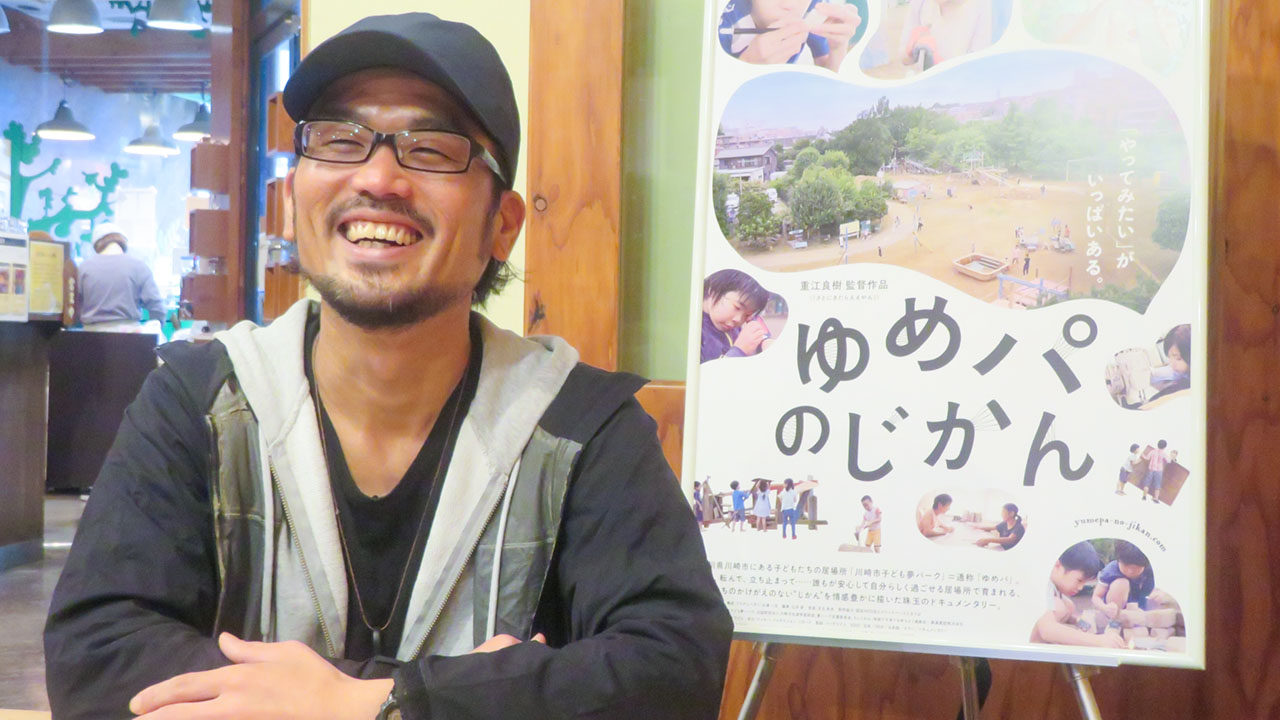映画のタイトルに込めた思いを語る重江監督