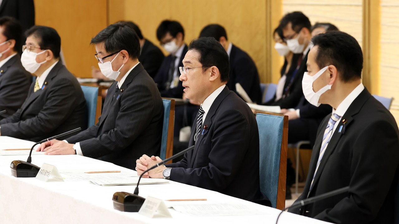 給食費の値上げ回避や学校の冷暖房費を支援 緊急対策を決定