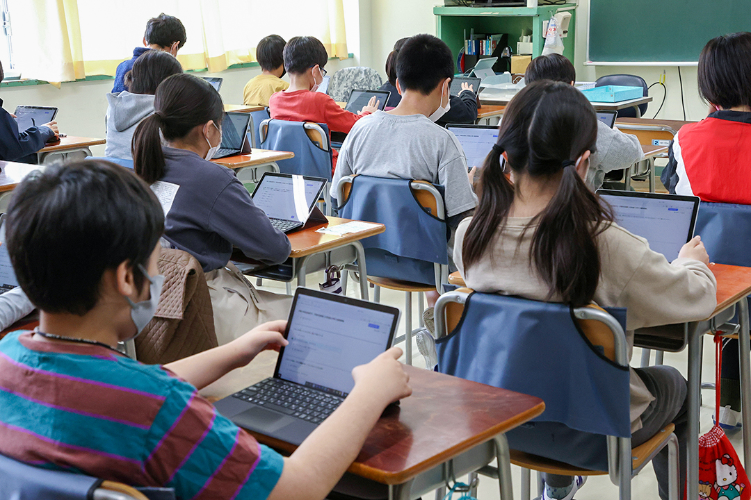 質問紙調査への回答をオンラインで入力する児童（代表撮影）