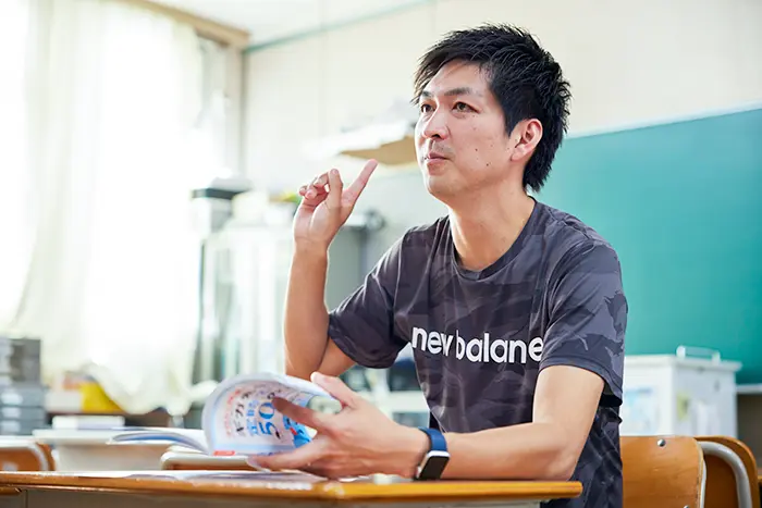学年の仕事をしっかりやれば、周囲との信頼関係の「貯金」ができると話す柴田教諭＝撮影：奥野敬太