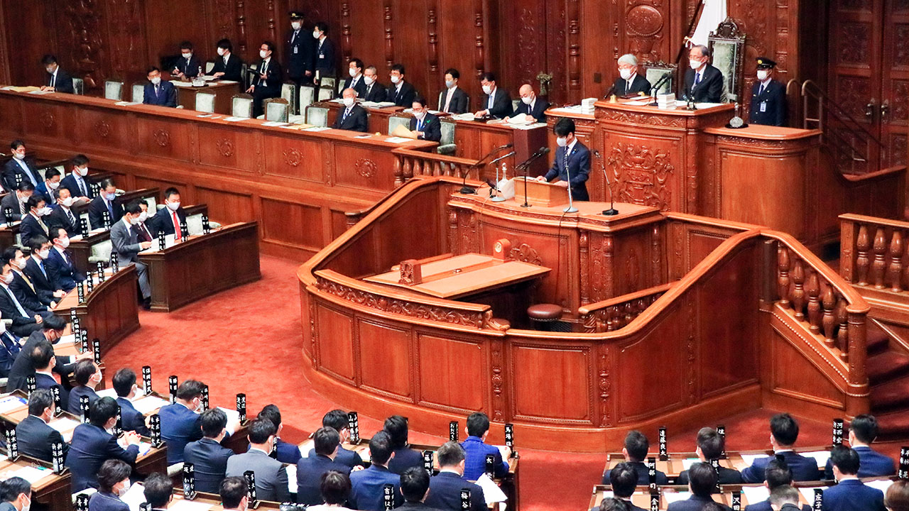 衆議院本会議で文科委員会の審議状況を報告する義家弘介委員長