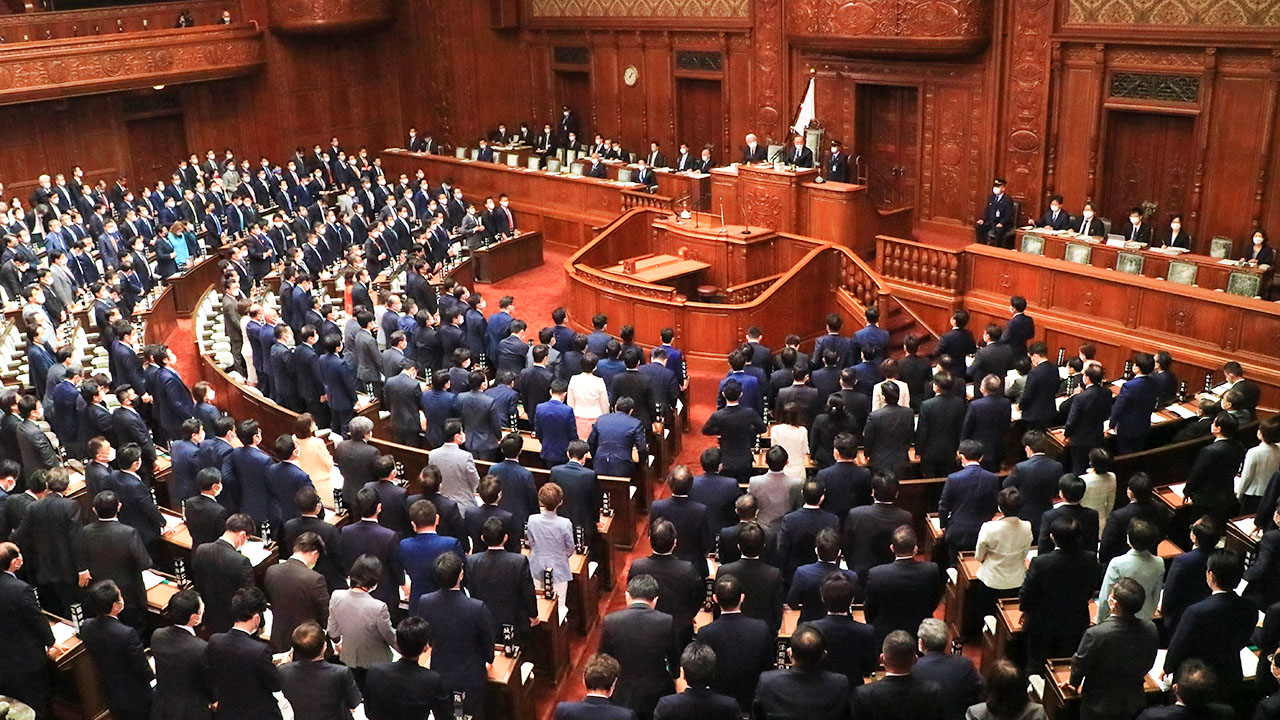 教員免許更新制廃止法案などを起立採決で可決した衆議院本会議