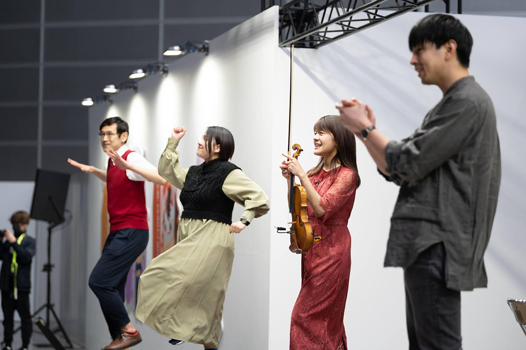 全身を使って楽しんだ音楽の授業。左から「タカタ先生」、シオリーヌ氏、廣津留氏、葉一氏（Sogawa Takuya）