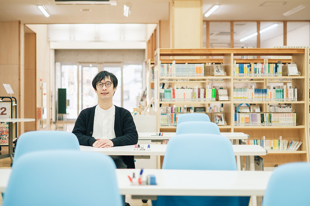 まるで図書館の中に学校があるような環境をつくりあげた