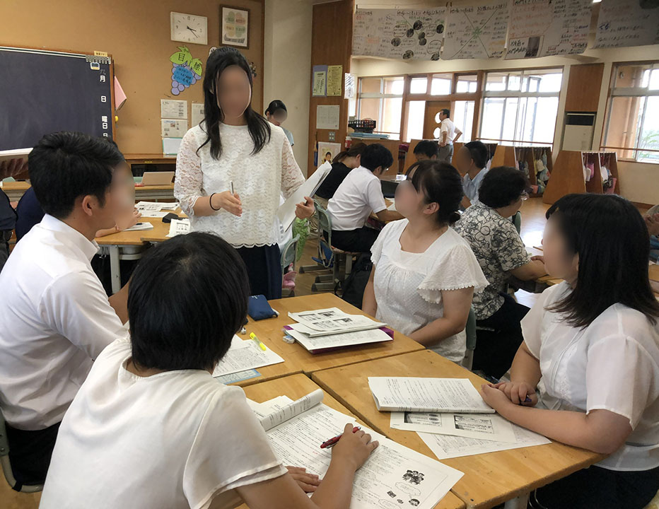 校外の研究会で授業提案をするメンティ