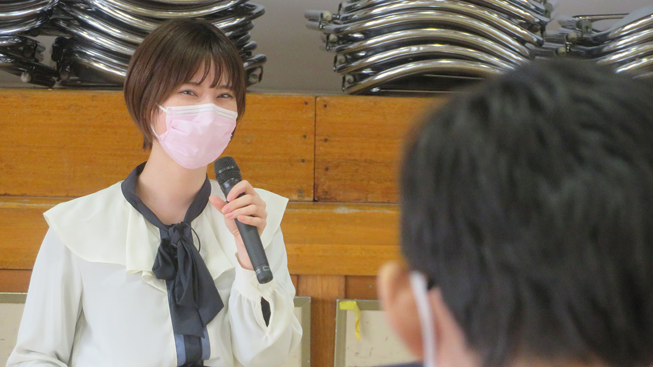 声優の山田美鈴さんがキャリア教育の授業 仕事の魅力など伝える