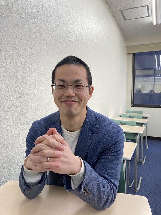 初任校で教務主任を務めた後、オンライン教育のノウハウを学ぼうと通信制高校に転職した川人さん（本人提供）