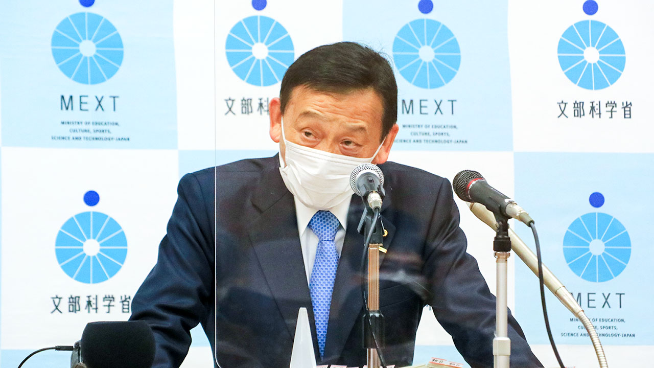 記者会見で質疑に応じる末松文科相