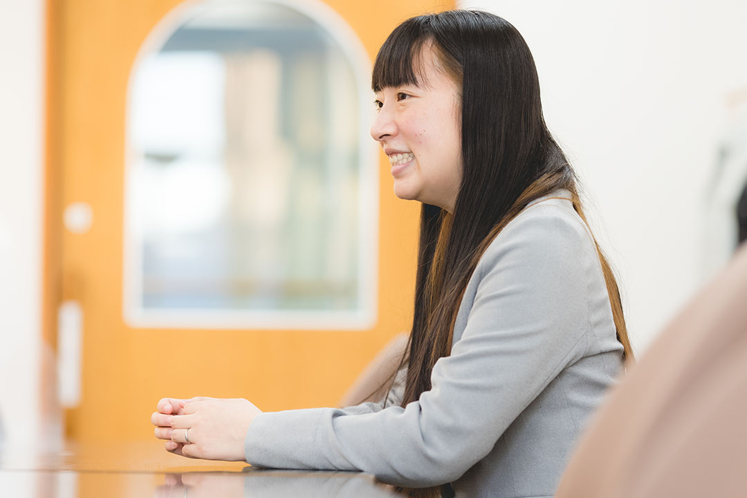 ①ICTを使い始めて、どんどん魅了されたと語る菱教諭