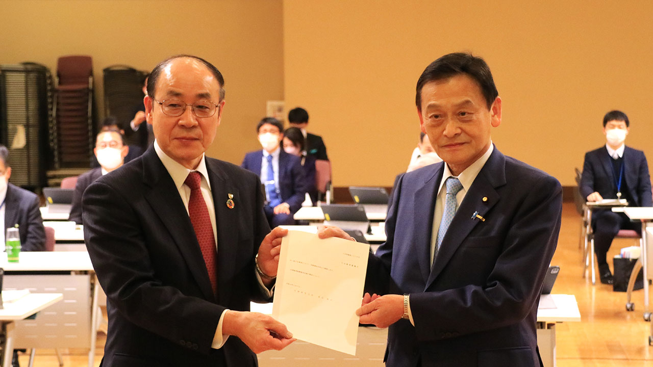 諮問を手交する末松文科相と、受け取る渡邉中教審会長（左）