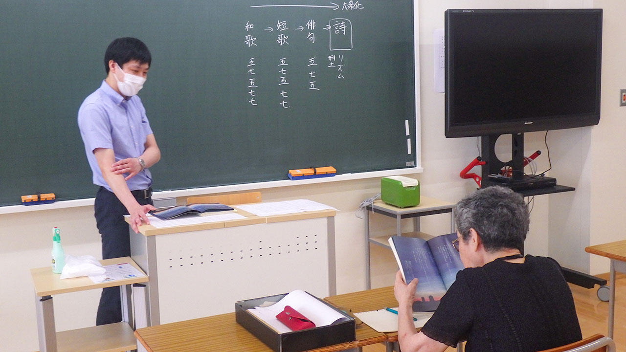 中学校の通信教育課程で学ぶ松村節子さん（東京都千代田区立神田一橋中提供）